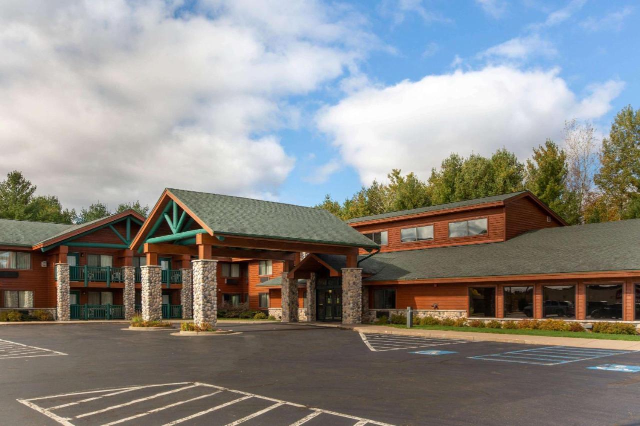 Cobblestone Hotel & Suites - Ladysmith Exterior photo