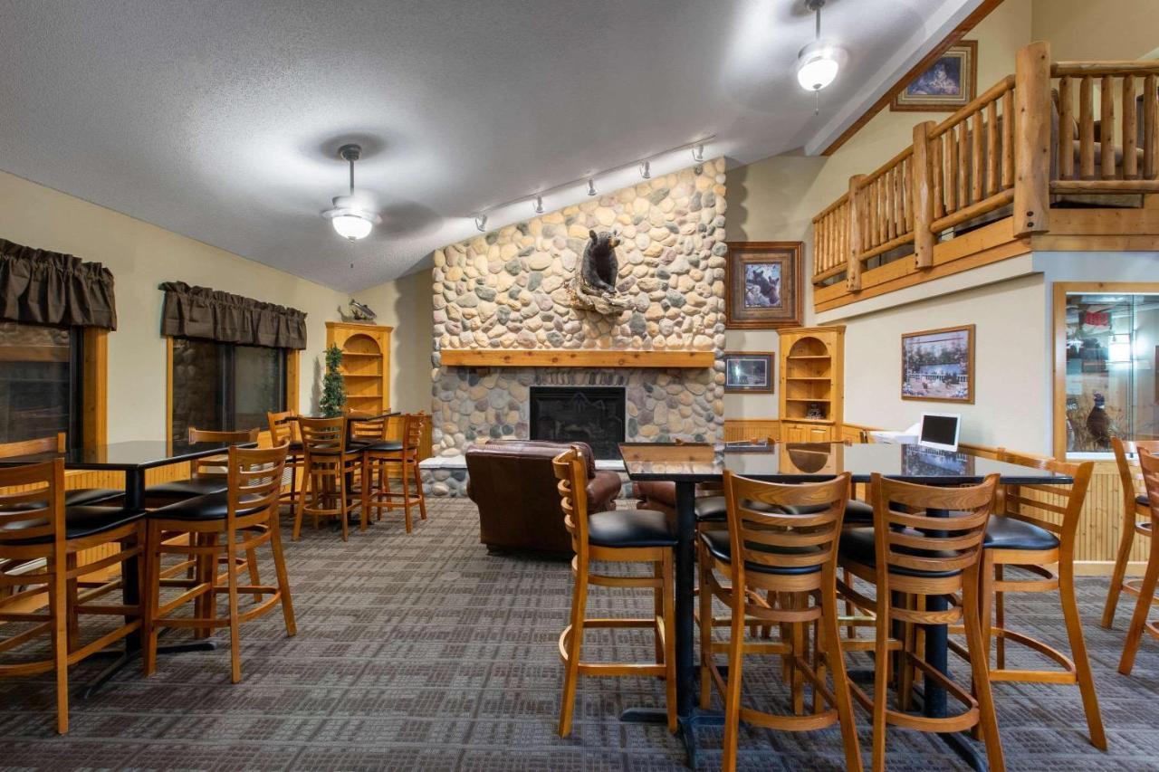 Cobblestone Hotel & Suites - Ladysmith Exterior photo