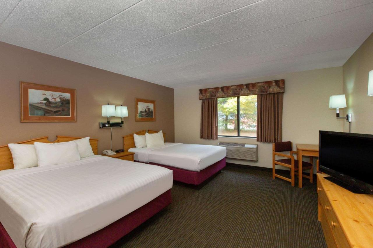 Cobblestone Hotel & Suites - Ladysmith Exterior photo