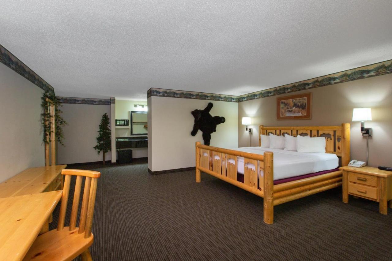 Cobblestone Hotel & Suites - Ladysmith Exterior photo