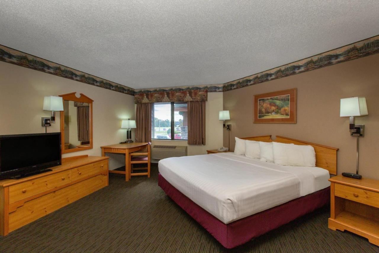 Cobblestone Hotel & Suites - Ladysmith Exterior photo
